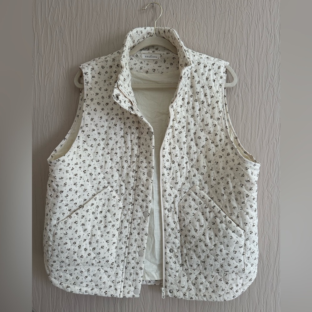 Neuflora Nolensville floral vest